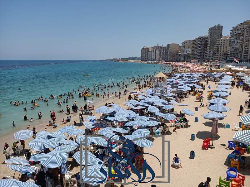 إقبال كثيف على شواطئ الإسكندرية في ثالث أيام عيد الأضحى